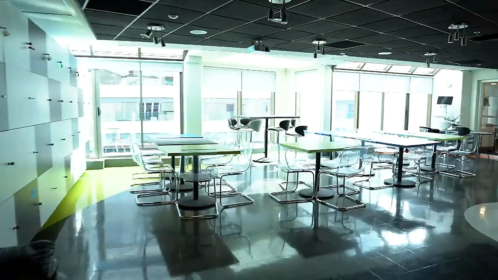 Aire commune du 4e étage au 179 promenade du Portage, avec fenêtres pleine hauteur et tables de travail