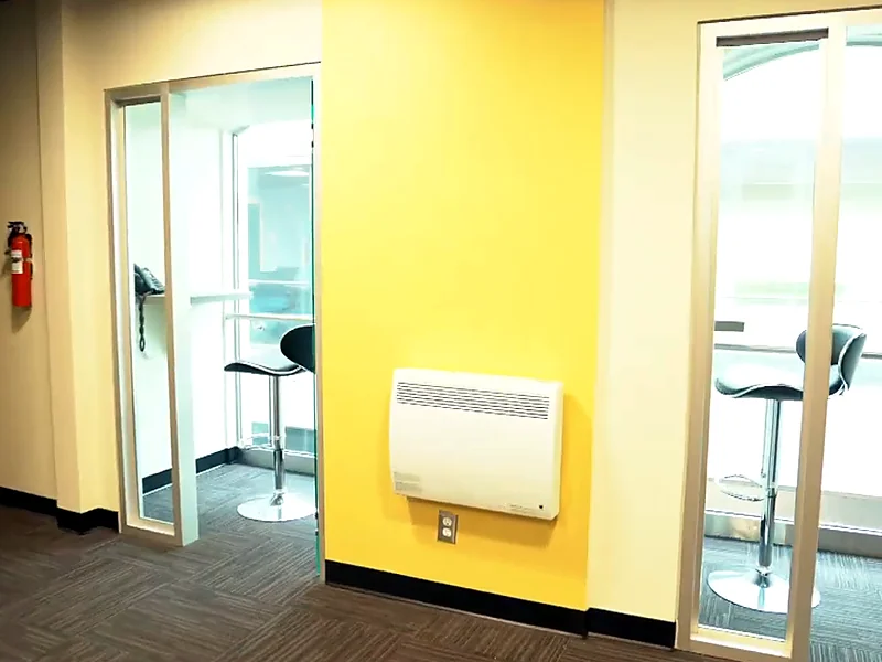 Deux petits bureaux privés fermés, à porte vitrée et fenêtre