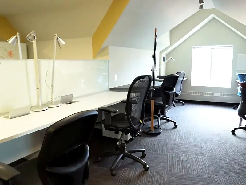 Postes de travail en espace ouvert sous les lucarnes du 4e étage